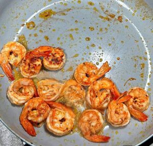 stir fry the seasoned prown